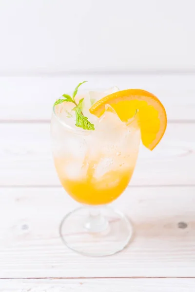 Suco Laranja Com Refrigerante Mesa Madeira — Fotografia de Stock