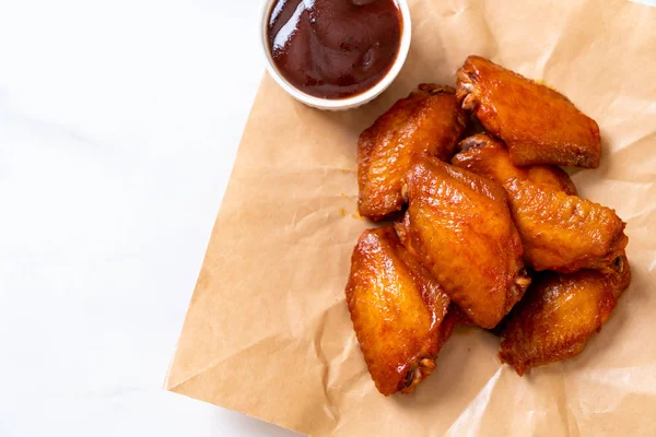 Barbekü tavuk kanadı sosu ile