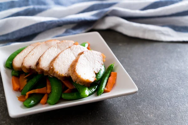 Yeşil bezelye ve havuç tablo ile ızgara tavuk