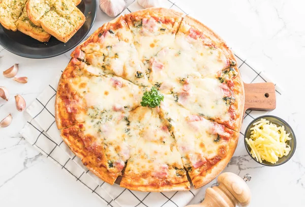 Ispanak ve pastırma pizza masada