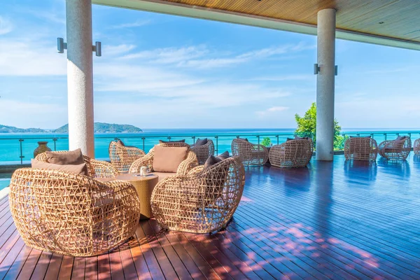 boş veranda sandalye ve masa deniz görünümü arka plan ile