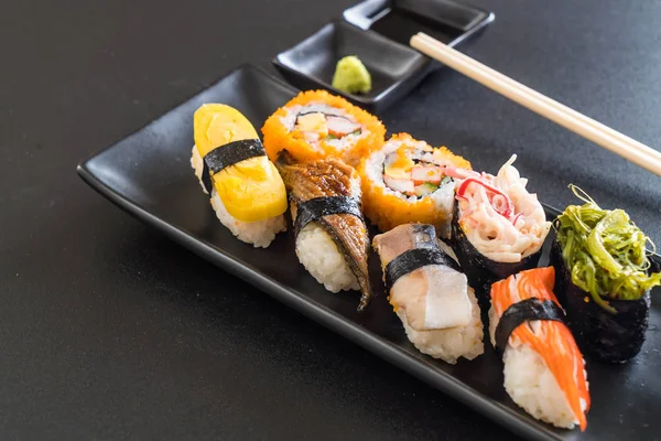 Suşi ve maki set roll - Japon gıda tarzı