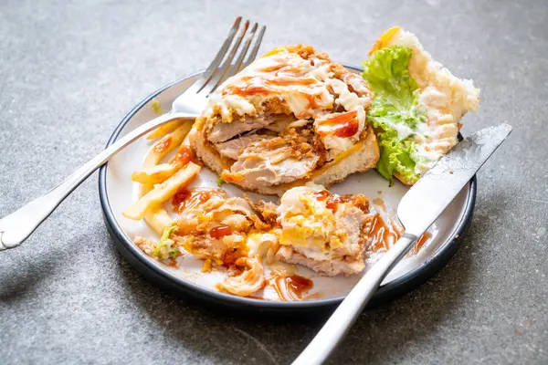 kızarmış tavuk burger - sağlıksız gıda tarzı