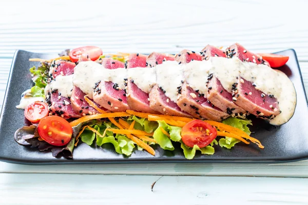 Sebze salatası ve soslu taze ton balığı. Sağlıklı yiyecek.