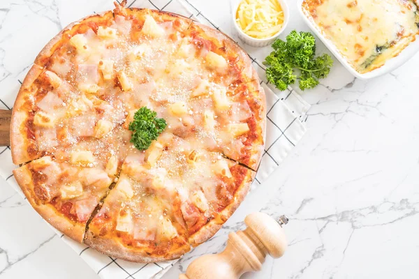 Tablo - İtalyan yemeği stil Hawai pizza