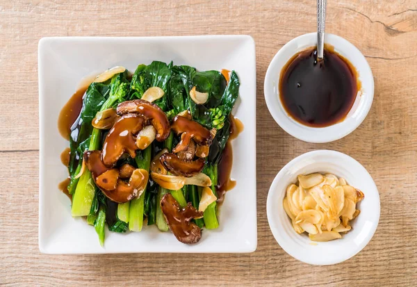 Sarımsaklı istiridye soslu kızarmış Hong Kong Kale heyecan