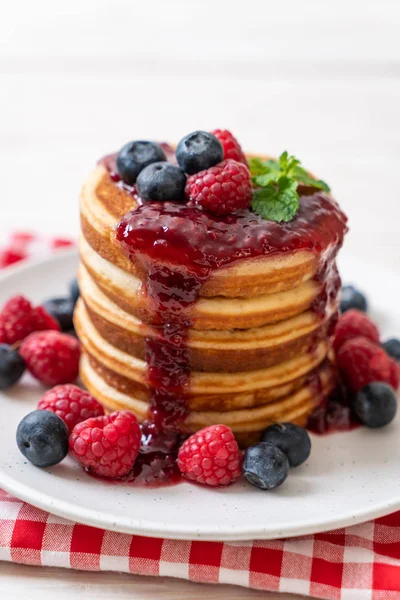 Souffle Pancake Fresh Raspberries Blueberries — Stock Photo, Image