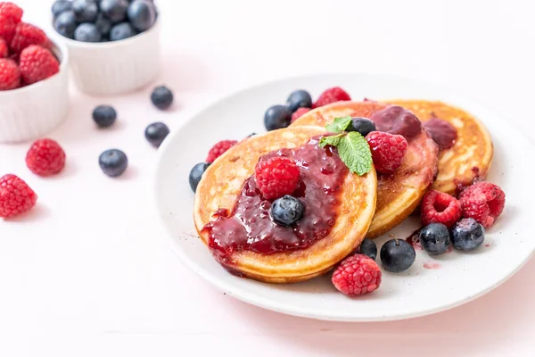 Crêpe Soufflée Aux Framboises Bleuets Frais — Photo