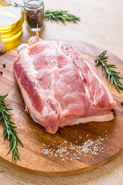 taze domuz ham filetosu ahşap tahta üzerinde