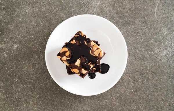 Masanın üzerine çikolata soslu çikolatalı kek