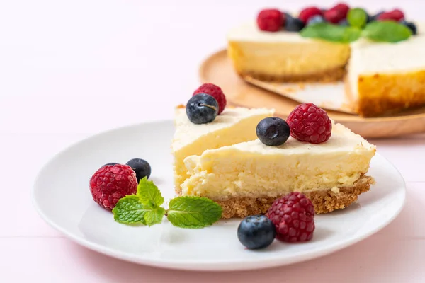 Hemgjord Cheesecake Med Färska Hallon Och Blåbär — Stockfoto