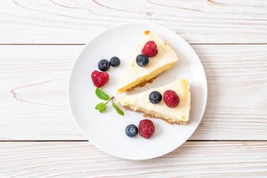 Ev yapımı cheesecake taze ahududu ve yaban mersini ile