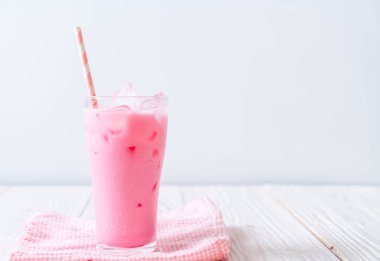pembe çilek milkshake ahşap üzerine