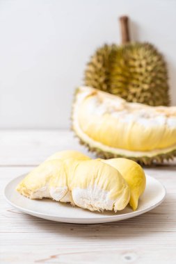 Ahşap zemin üzerinde taze Durian meyvesi