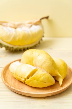 Ahşap zemin üzerinde taze Durian meyvesi