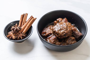 herb - Phuket Tayland geleneksel gıda tarzı ile domuz eti güveç