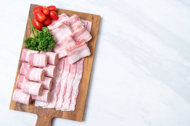 Ahşap tahta üzerinde çiğ domuz pastırma dilimlenmiş