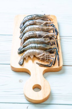 kesme tahtası üzerinde taze mavi karides