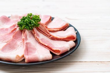 Çiğ domuz pastırma tabağa dilimlenmiş