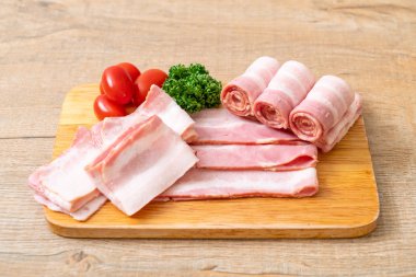 Ahşap tahta üzerinde çiğ domuz pastırma dilimlenmiş