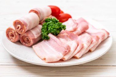 Çiğ domuz pastırma tabağa dilimlenmiş