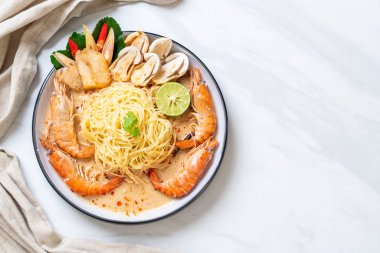 Baharatlı karides spagetti makarna (Tom Yum Goong) - İtalyan Füzyon gıda tarzı