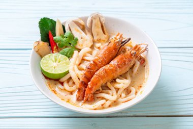 Baharatlı karides udon ramen noodle (Tom Yum Goong) - Japon füzyon gıda tarzı