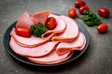 tabağa dilimlenmiş jambon füme