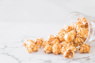 Patlamış Mısır ile karamel kase