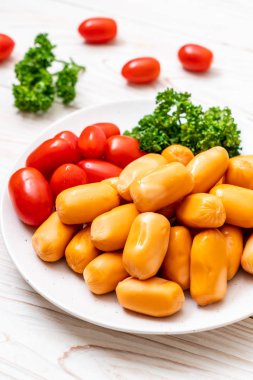 domuz eti kokteyl sosisi plaka üzerinde