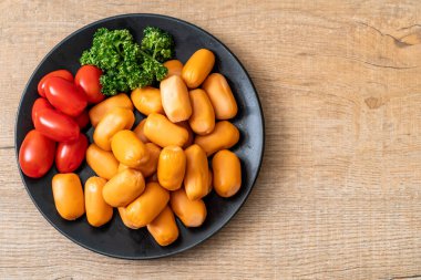 domuz eti kokteyl sosisi plaka üzerinde