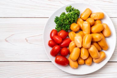 domuz eti kokteyl sosisi plaka üzerinde