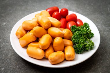 domuz eti kokteyl sosisi plaka üzerinde