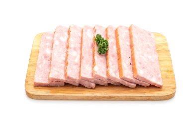 Beyaz arka planda dilimlenmiş pastırma ızgarası.