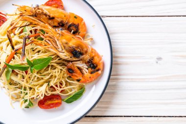 ızgara karides ve domates - İtalyan Füzyon gıda tarzı ile tavada kızartılmış spagetti