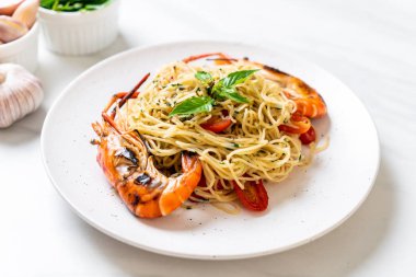 ızgara karides ve domates - İtalyan Füzyon gıda tarzı ile tavada kızartılmış spagetti