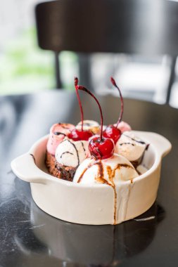 pişmiş hatmi ve dondurma kase ile çikolatalı kek