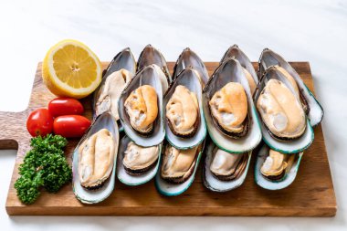 malzemelerle ahşap tahta üzerinde taze midye