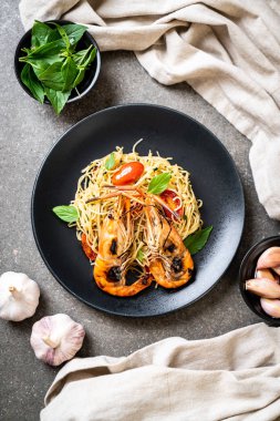 ızgara karides ve domates - İtalyan Füzyon gıda tarzı ile tavada kızartılmış spagetti