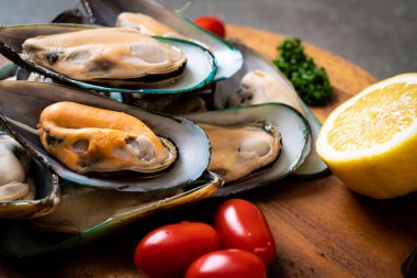 malzemelerle ahşap tahta üzerinde taze midye