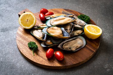 malzemelerle ahşap tahta üzerinde taze midye