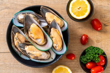 üzerinde siyah kase taze midye