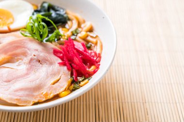 Baharatlı miso udon ramen noodle ile domuz eti - Japon gıda tarzı