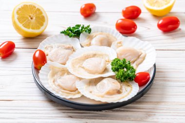 Ahşap tahta üzerinde taze kabuk tarak