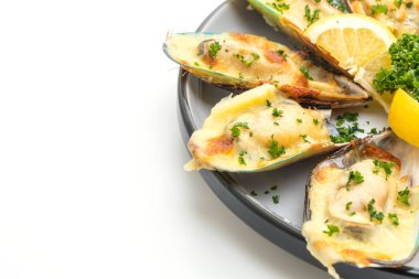 Beyaz arka plan üzerinde izole peynir pişmiş taze midye