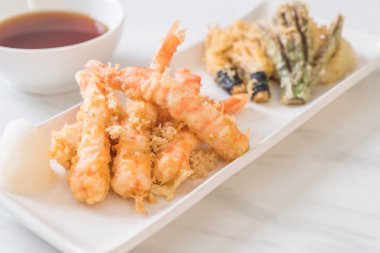 karides tempura (hırpalanmış kızarmış karides) sebze - Japon gıda tarzı