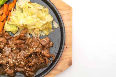 sıcak beyaz arka plan üzerinde izole plaka üzerinde domuz biftek dilimlenmiş