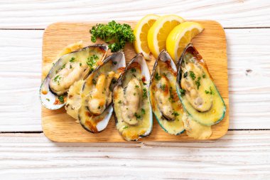 Peynirli taze midye.