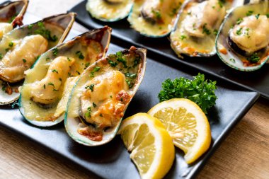 Peynirli taze midye.