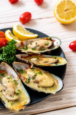 Peynirli taze midye.